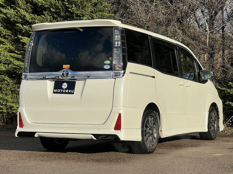 Toyota Voxy ZS Modellista Aero - U11578