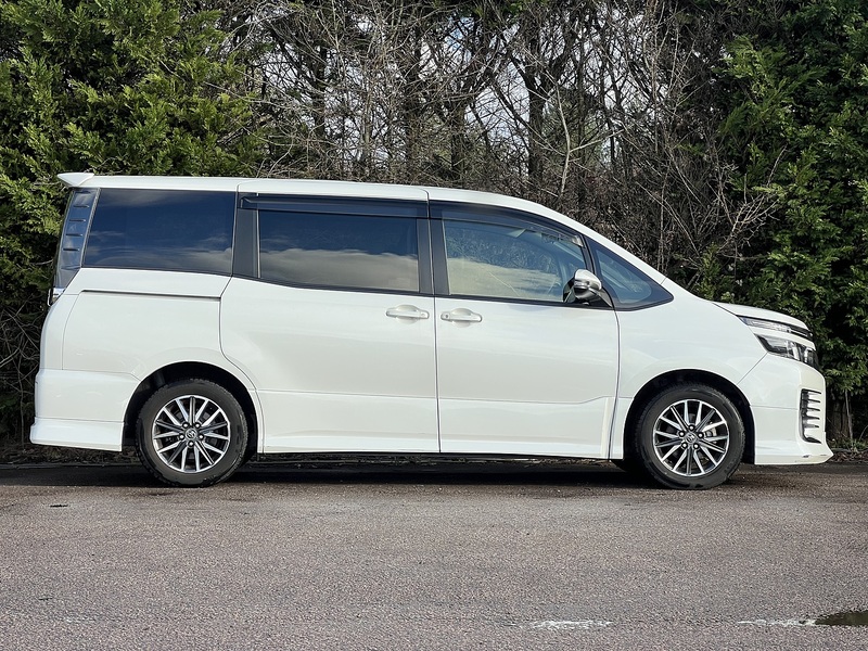 Toyota Voxy ZS Modellista Aero - U11578