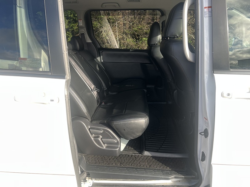 Toyota Voxy ZS Modellista Aero - U11578