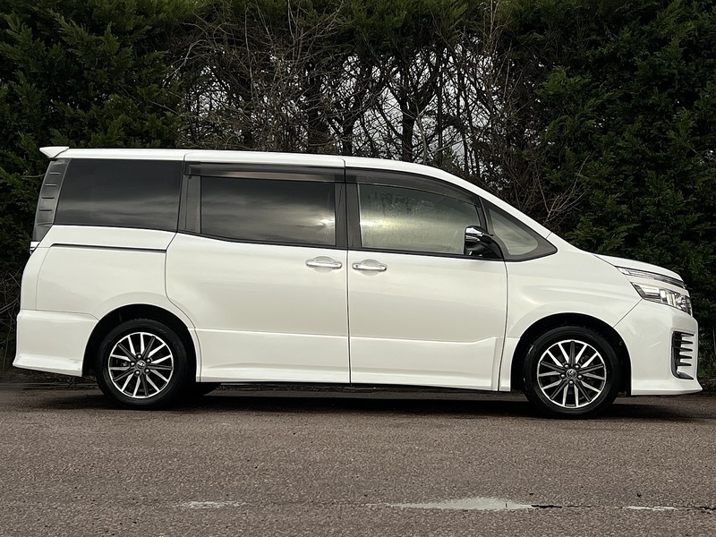 Toyota Voxy ZS Kirameki - U11579