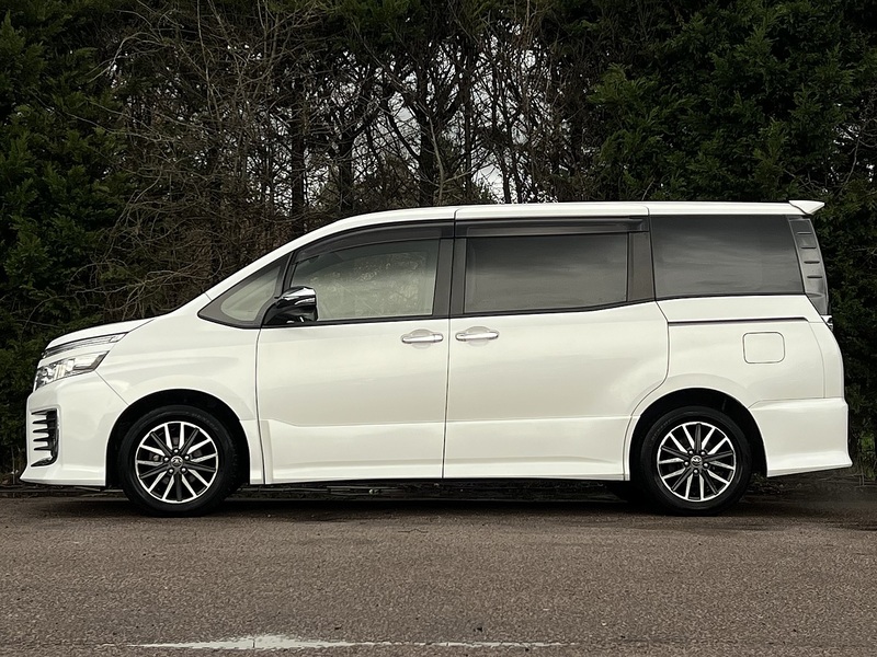 Toyota Voxy ZS Kirameki - U11579