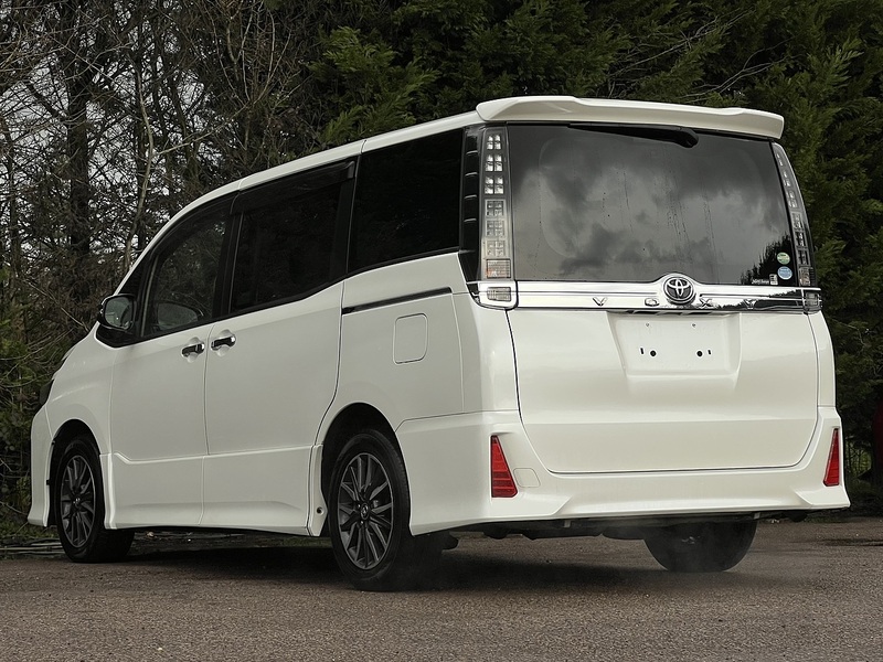 Toyota Voxy ZS Kirameki - U11579
