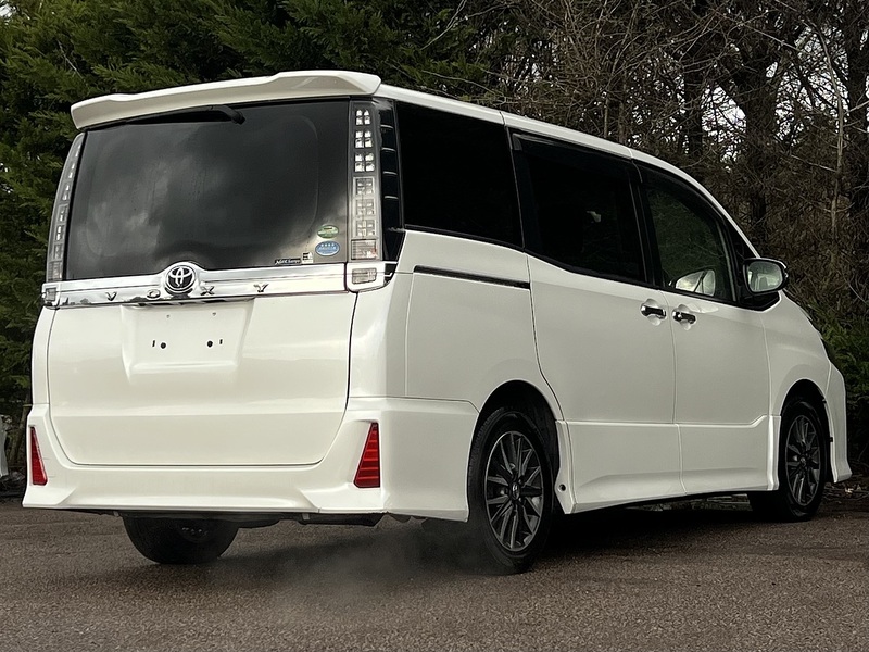 Toyota Voxy ZS Kirameki - U11579
