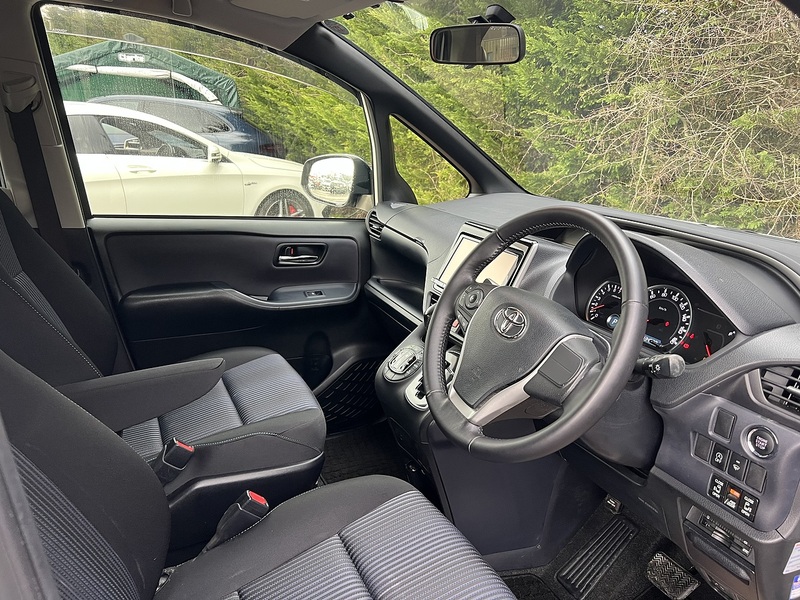 Toyota Voxy ZS Kirameki - U11579