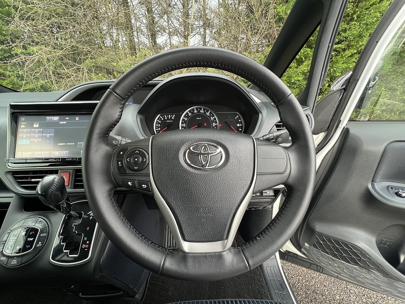 Toyota Voxy ZS Kirameki - U11579
