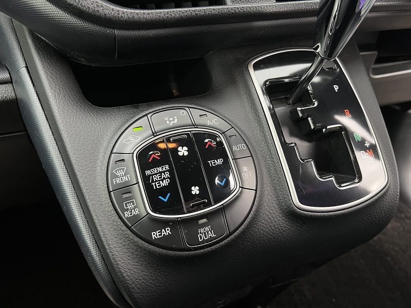 Toyota Voxy ZS Kirameki - U11579
