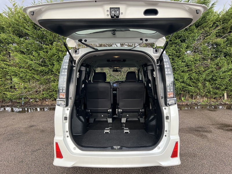 Toyota Voxy ZS Kirameki - U11579