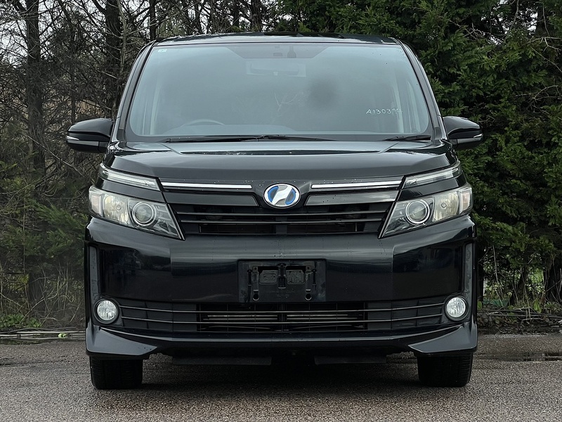 Toyota Voxy Hybrid V - U11580