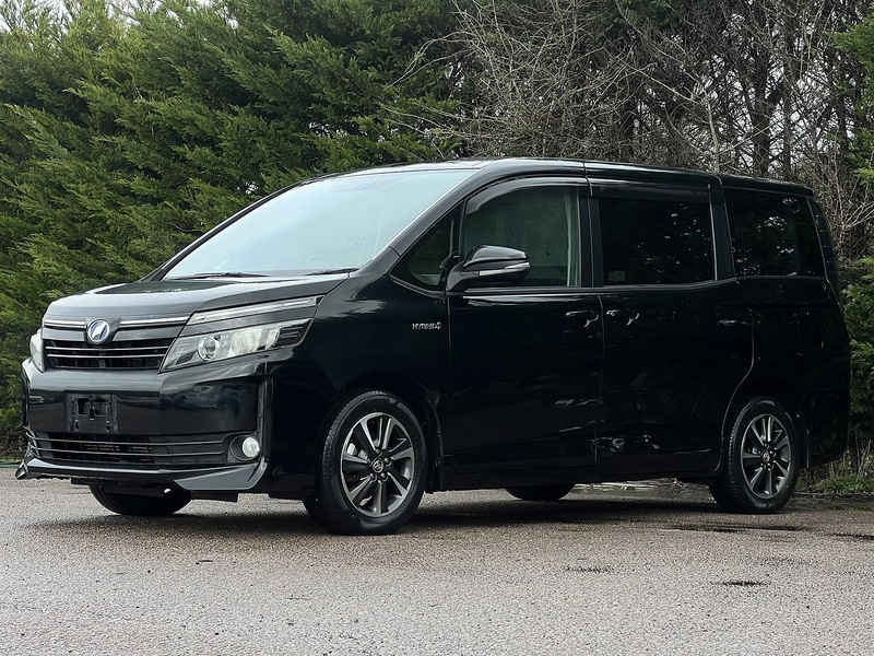 Toyota Voxy Hybrid V - U11580