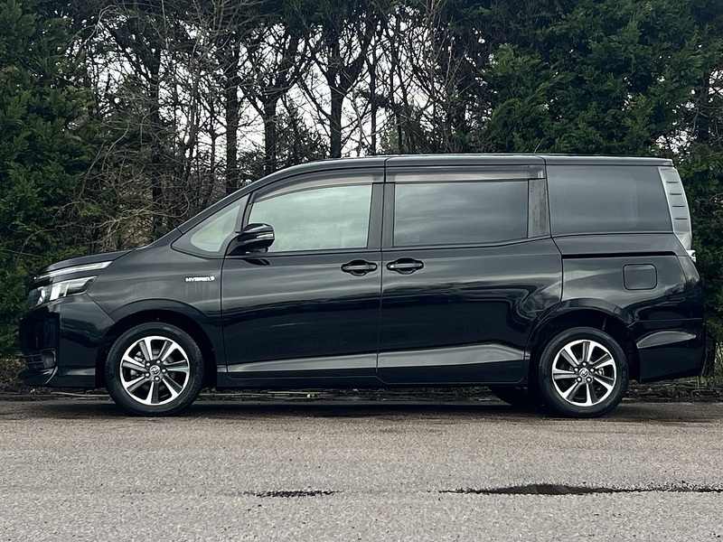 Toyota Voxy Hybrid V - U11580