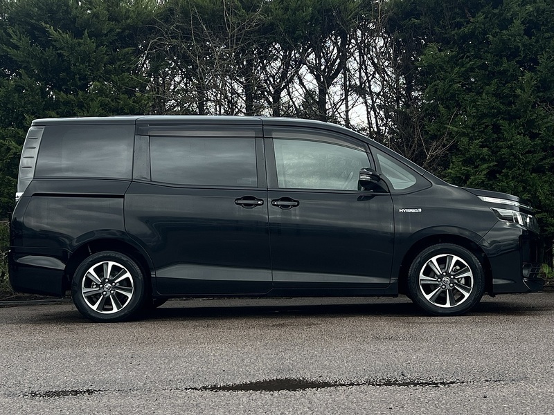 Toyota Voxy Hybrid V - U11580