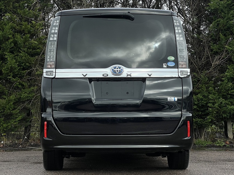 Toyota Voxy Hybrid V - U11580