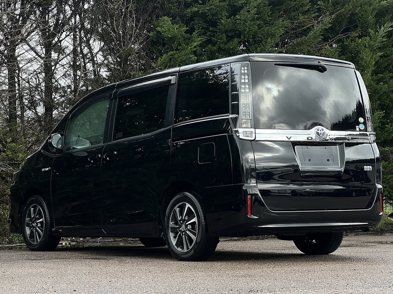 Toyota Voxy Hybrid V - U11580