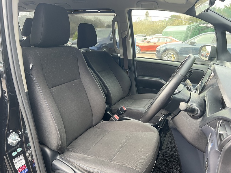 Toyota Voxy Hybrid V - U11580