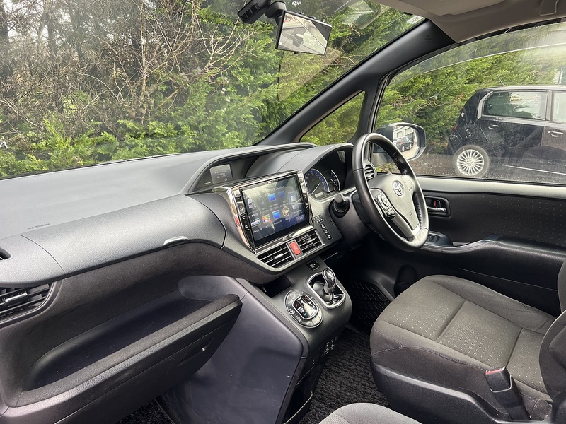 Toyota Voxy Hybrid V - U11580