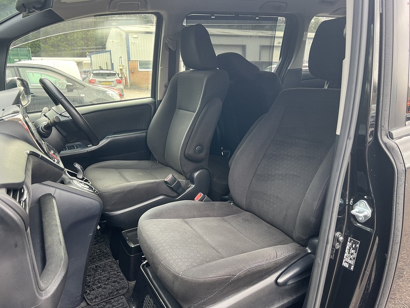 Toyota Voxy Hybrid V - U11580