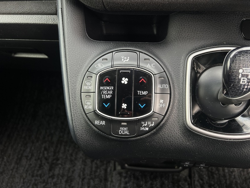 Toyota Voxy Hybrid V - U11580