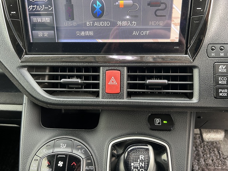 Toyota Voxy Hybrid V - U11580