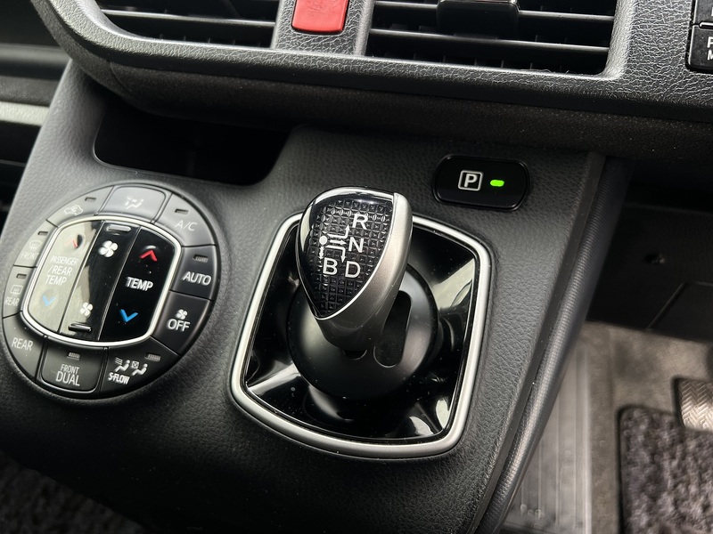 Toyota Voxy Hybrid V - U11580