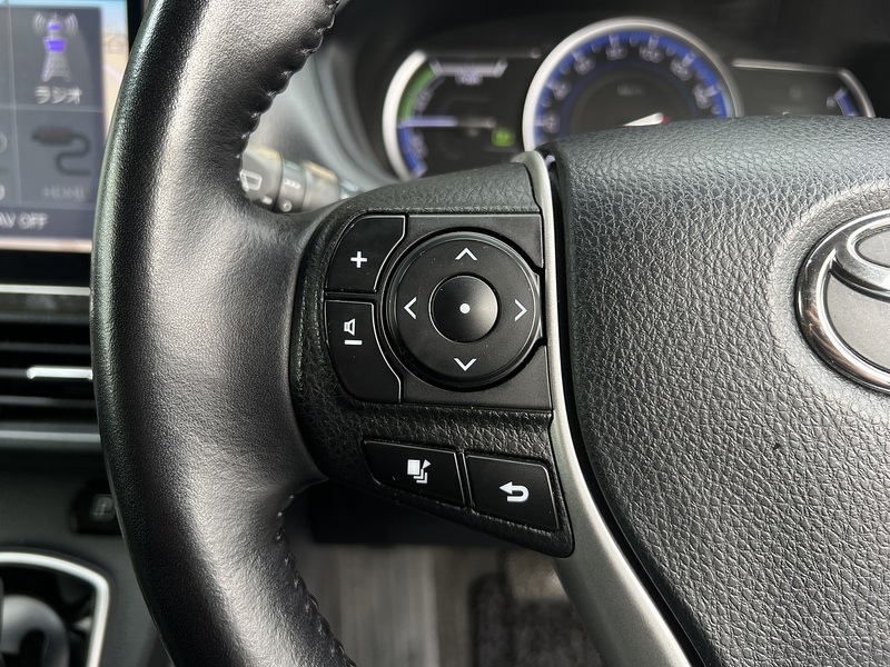 Toyota Voxy Hybrid V - U11580