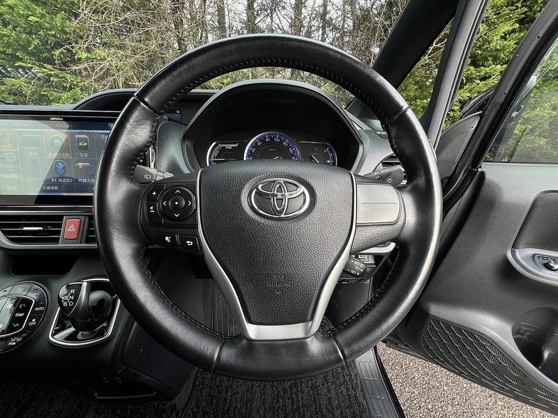 Toyota Voxy Hybrid V - U11580