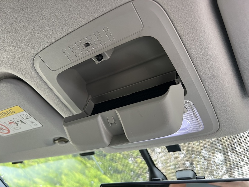 Toyota Voxy Hybrid V - U11580