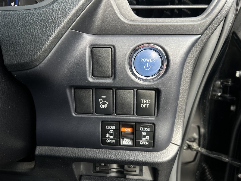 Toyota Voxy Hybrid V - U11580