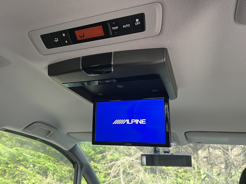 Toyota Voxy Hybrid V - U11580