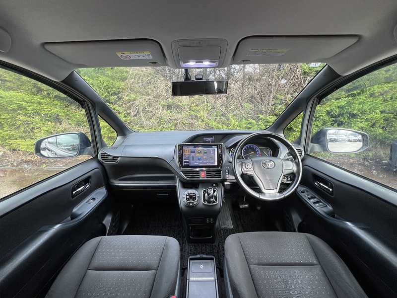 Toyota Voxy Hybrid V - U11580