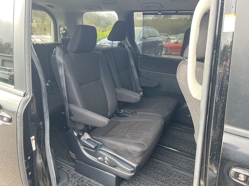 Toyota Voxy Hybrid V - U11580