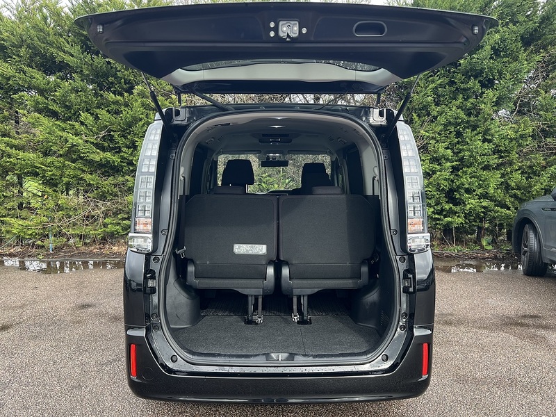 Toyota Voxy Hybrid V - U11580