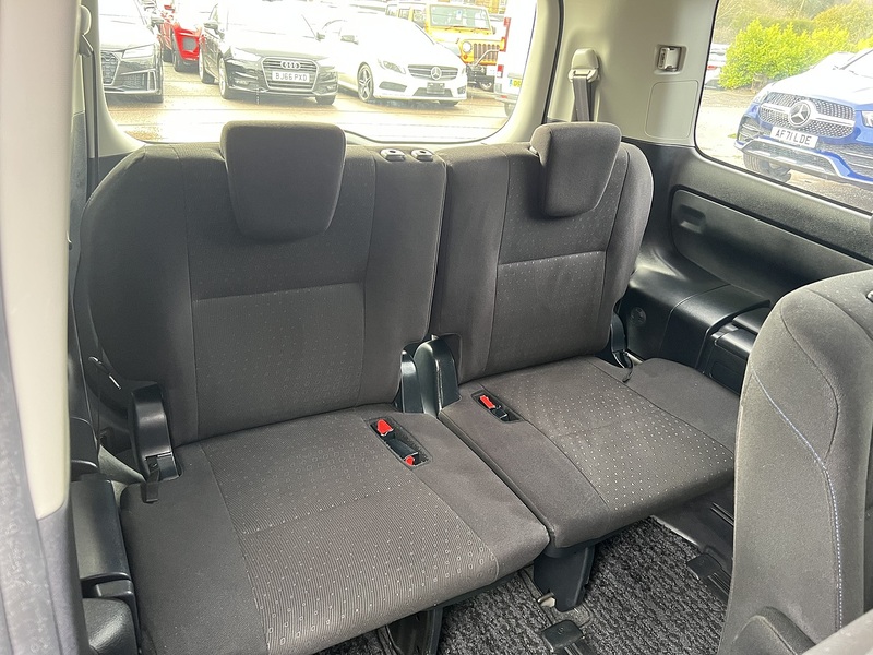 Toyota Voxy Hybrid V - U11580