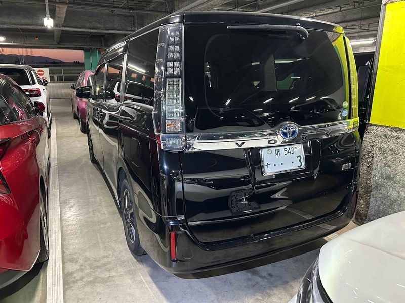 Toyota Voxy Hybrid V - U11580