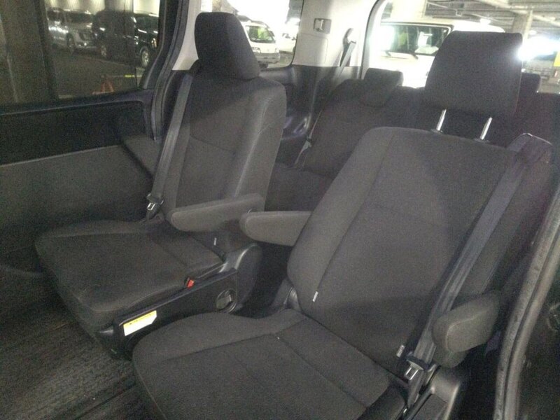 Toyota Voxy Hybrid V - U11580