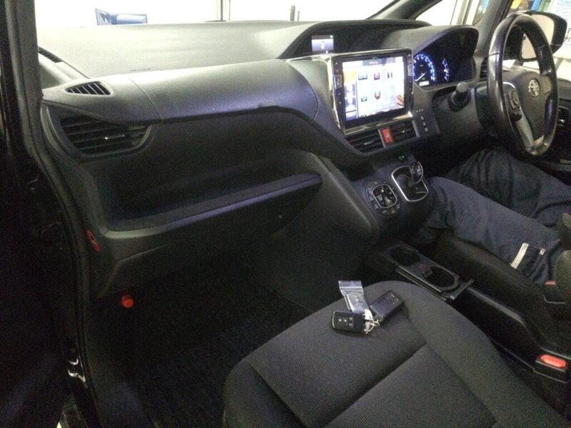 Toyota Voxy Hybrid V - U11580