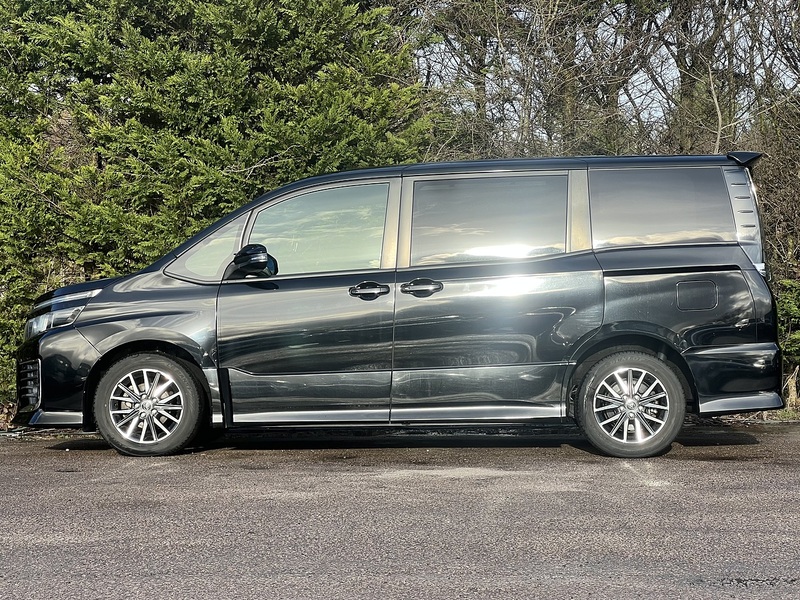 Toyota VOXY Zs - U11604