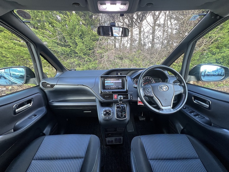 Toyota VOXY Zs - U11604