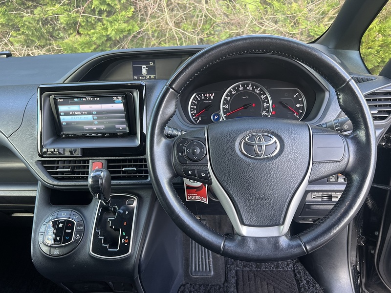 Toyota VOXY Zs - U11604