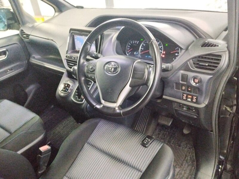 Toyota VOXY Zs - U11604