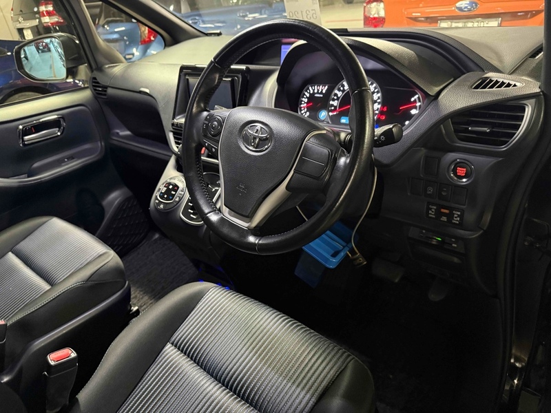 Toyota VOXY Zs - U11604