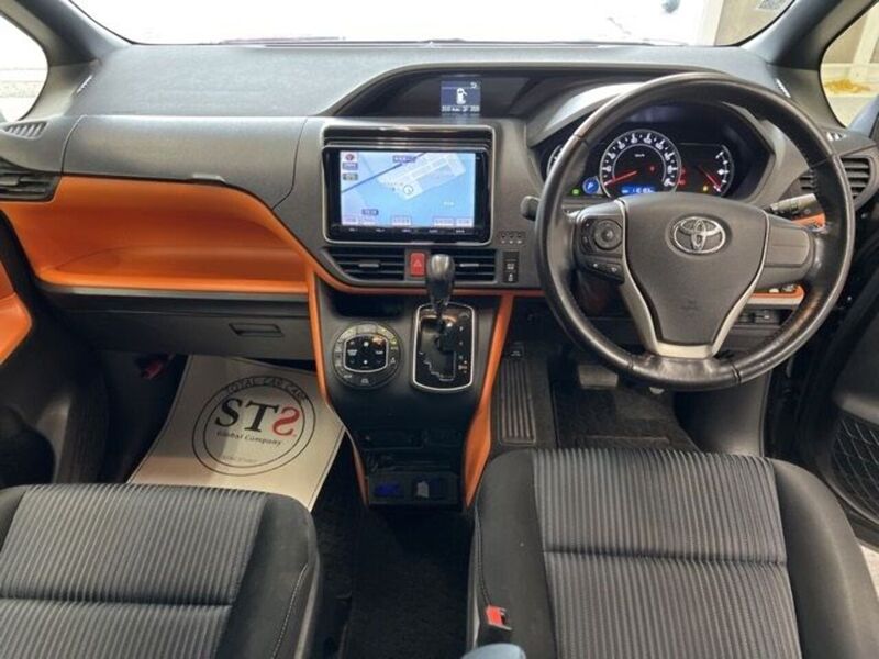 Toyota Voxy Zs - U11617