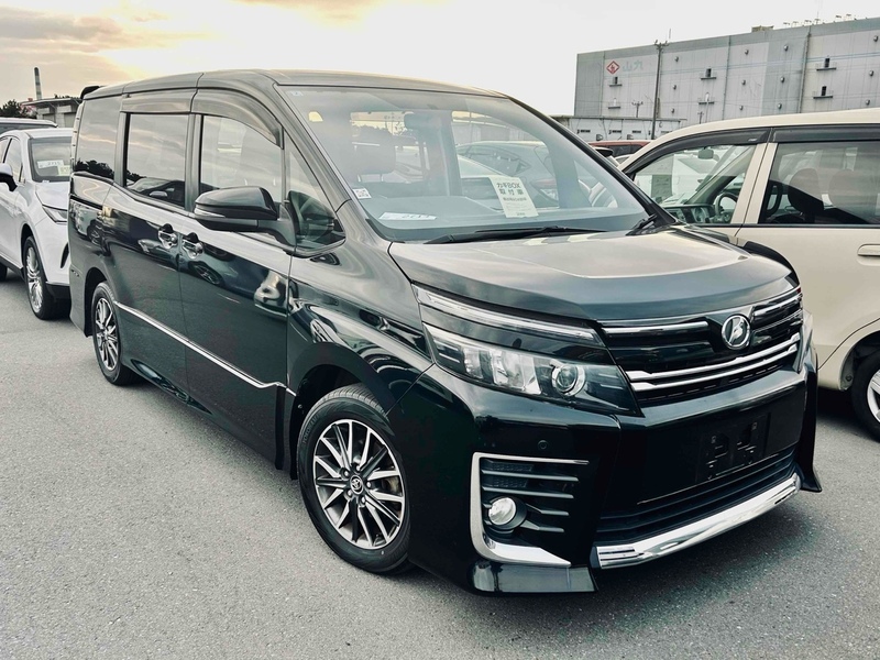 Toyota Voxy Zs - U11617