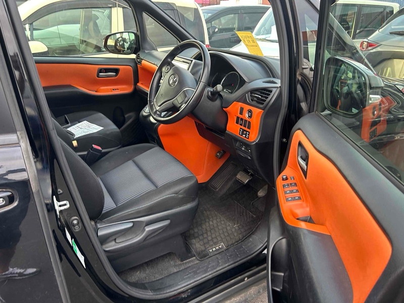 Toyota Voxy Zs - U11617