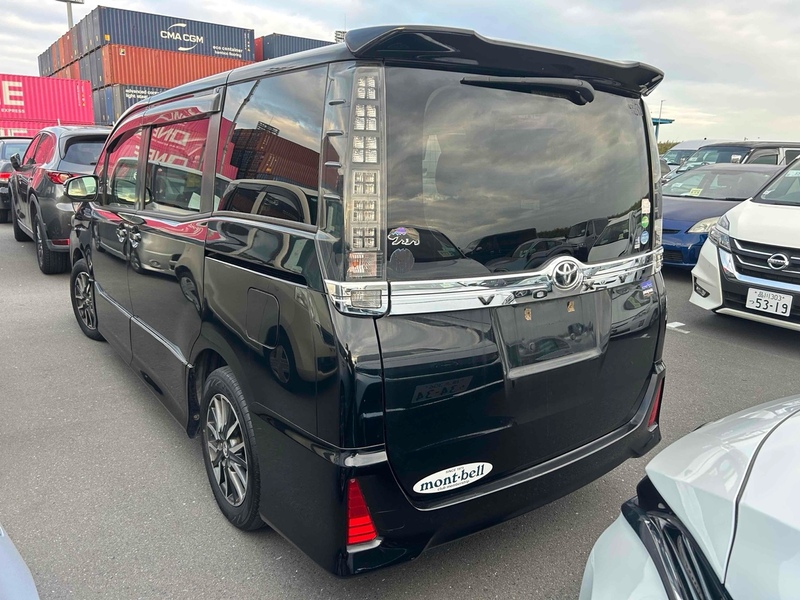 Toyota Voxy Zs - U11617