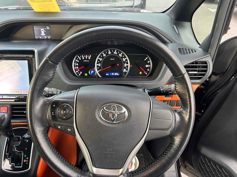 Toyota Voxy Zs - U11617