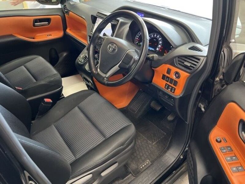 Toyota Voxy Zs - U11617