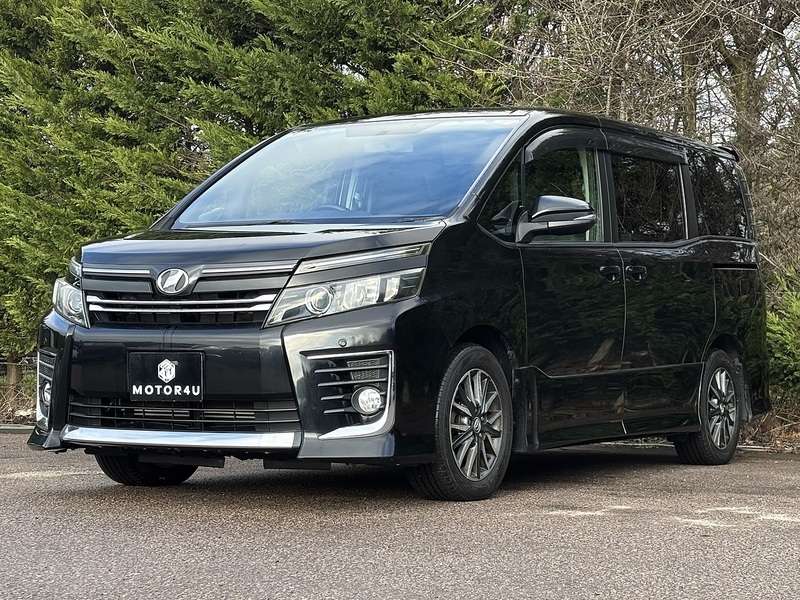 Toyota Voxy Zs - U11617