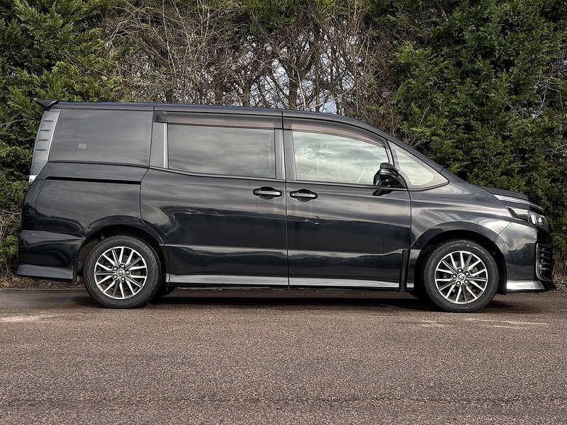 Toyota Voxy Zs - U11617