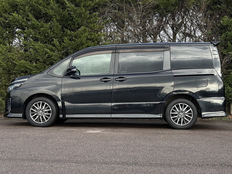 Toyota Voxy Zs - U11617