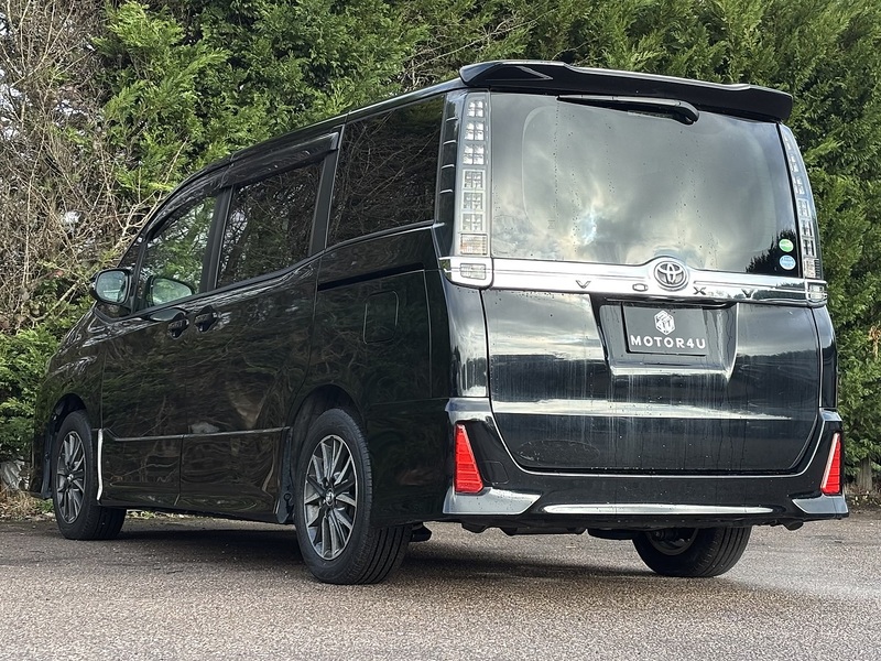 Toyota Voxy Zs - U11617